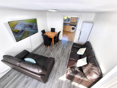 3 Bedroom Spacious Modern Comfortable Home in Rochdale, Work, Relax, Explore Manchester, Oldham, Bury House in Rochdale