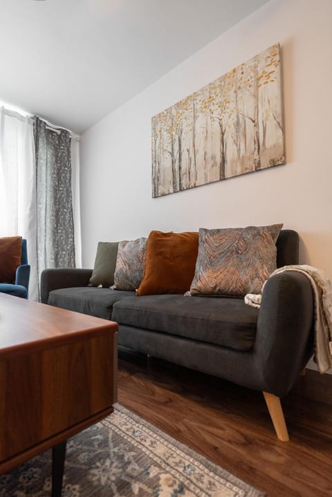 Comfortable spacious house with parking Apartamento in Brossard