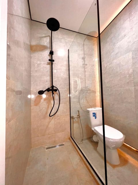 Shower, Toilet