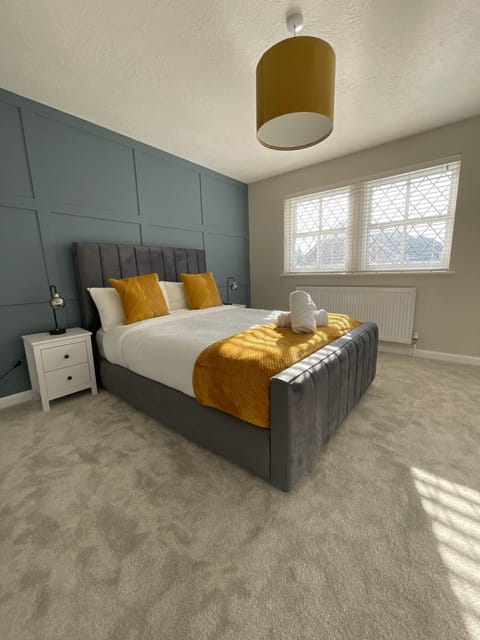 Stylish! 3 Bedroom City Centre Home + FREE Parking Apartment in Metropolitan Borough of Solihull