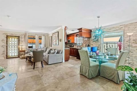 Pool Waterfront Paradise Modern Luxe Oasis, king Bed near Beaches Villa in Hallandale Beach