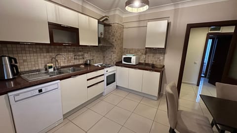 Coffee/tea facilities, Kitchen or kitchenette, dishwasher, oven, stove