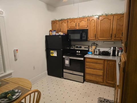 Coffee/tea facilities, Kitchen or kitchenette, Dining area, oven, stove, toaster