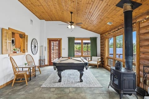 Hot Tub. Pool Table. Game Room. Fire Pit. Pets OK! House in Shenandoah Valley