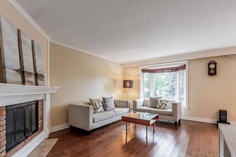 Beautiful House In Scarborough Apartment in Pickering