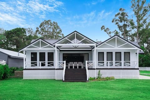 Family Escape - BYO Boat House in Lake Macquarie