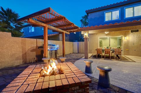 Gorgeous 6BR w/ King beds, Pool Haus in Silverado Ranch