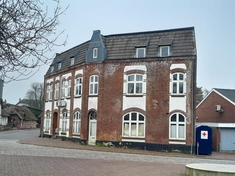 Property building, Day, Neighbourhood, Street view, Location