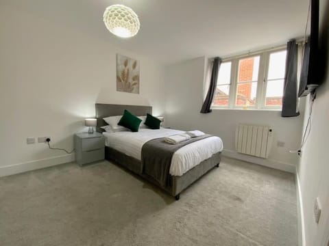 Modern 1 bedroom serviced apartment with garden Apartment in Brentwood