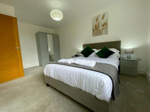 Modern 1 bedroom serviced apartment with garden Apartment in Brentwood