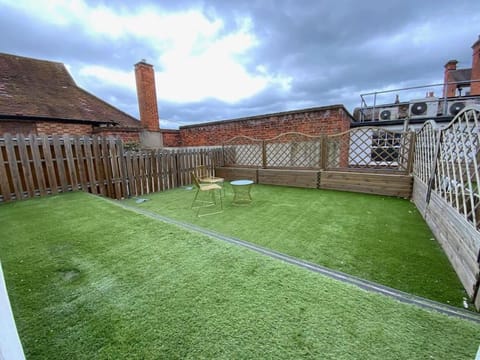 Modern 1 bedroom serviced apartment with garden Apartment in Brentwood