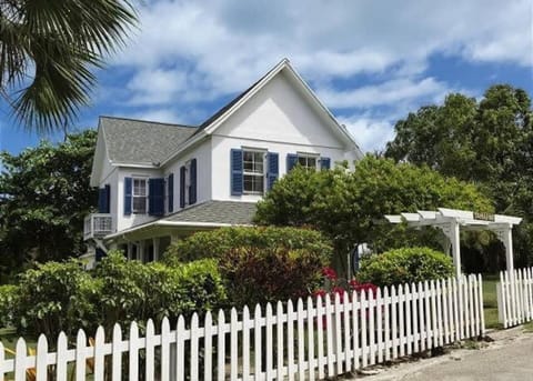 Captain's Cove: Historic House near Town and Beach Villa in Governors Harbour