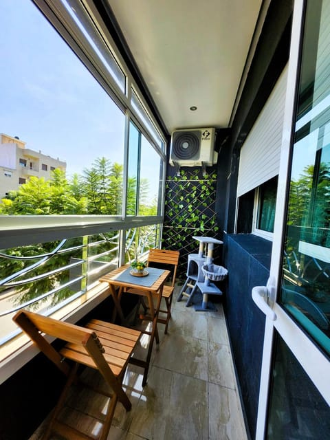 Patio, Balcony/Terrace, Seating area, Dining area, Street view, Breakfast, air conditioner