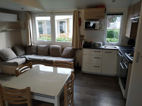 Kitchen or kitchenette, Seating area, Dining area