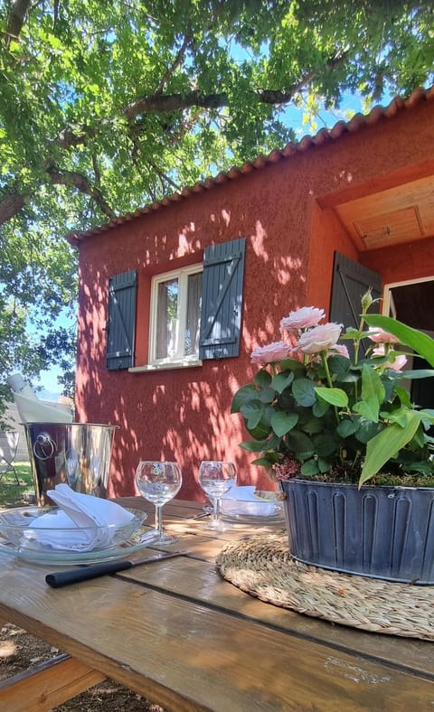 Property building, Patio, Spring, Day, Garden, Dining area, Garden view