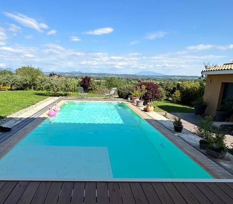 Chambre dans le jardin et sa SDB indépendante Vacation rental in Provence-Alpes-Côte d'Azur