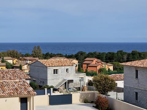 Villa L'Osari, vue mer, plage à pied, jardin clos pour enfants Villa in Belgodère