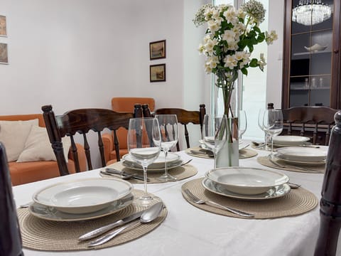 Communal lounge/ TV room, TV and multimedia, Living room, Seating area, Dining area, Evening entertainment