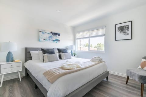 Modern 2BR Condo with King Bed & Balcony near LA Apartment in Alhambra