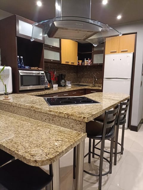 Kitchen or kitchenette, Dining area, oven