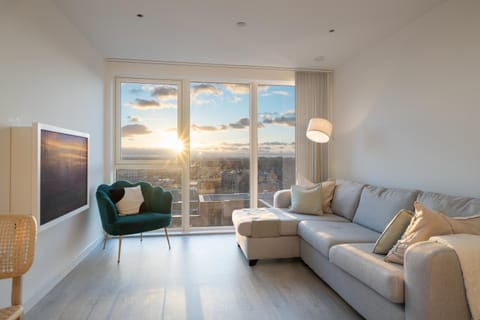 Sunset Retreat: Steps from Heathrow/Twickenham Condo in Isleworth