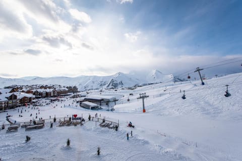 Day, People, Natural landscape, Winter, Skiing, Mountain view, group of guests