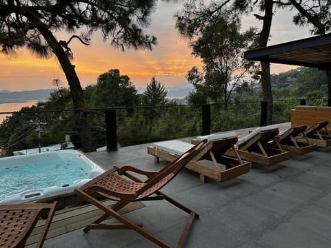 Majestic Residence with views of the lake and woods! House in Valle de Bravo