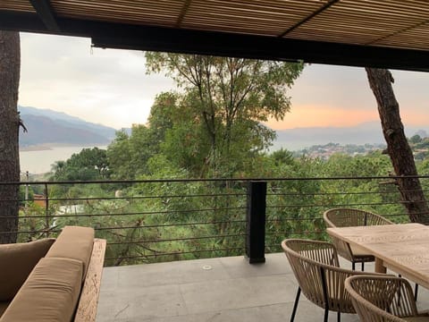 Majestic Residence with views of the lake and woods! House in Valle de Bravo