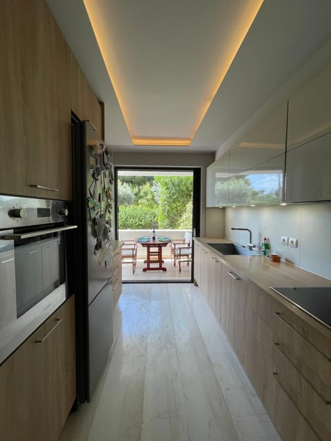 Kavouri Retreat, Only pines hide the sea Apartment in Vouliagmeni