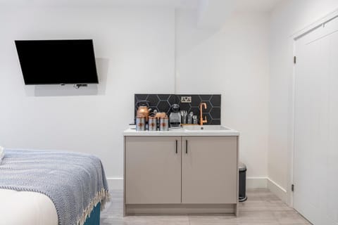 Bed, TV and multimedia, Kitchen or kitchenette, Bedroom