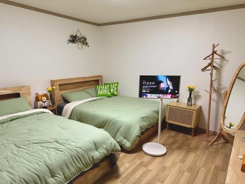 Bed, TV and multimedia, Bedroom