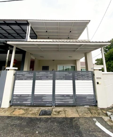 BrandNew Premium House 4Room12Pax@ALMA NEAR JUSCO House in Penang