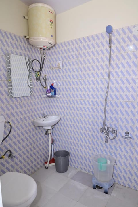 Shower, Toilet