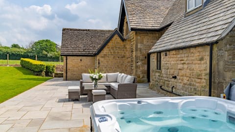 Garden, Hot Tub, Seating area, Garden view