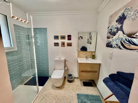 Shower, Toilet, Bathroom, towels