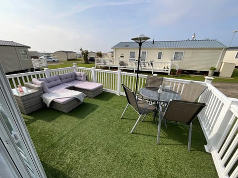 Property building, Spring, Day, Garden, View (from property/room), Balcony/Terrace, Seating area, Dining area, Garden view, sunbed