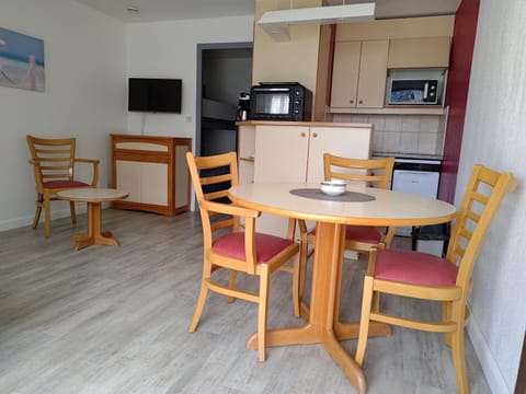 TV and multimedia, Coffee/tea facilities, Kitchen or kitchenette, Dining area, minibar, oven, stove