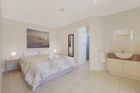 Lil Greenviews, studio room with queen bed Apartment in Warrnambool