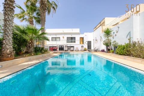 Property building, Day, Pool view, Swimming pool, sunbed