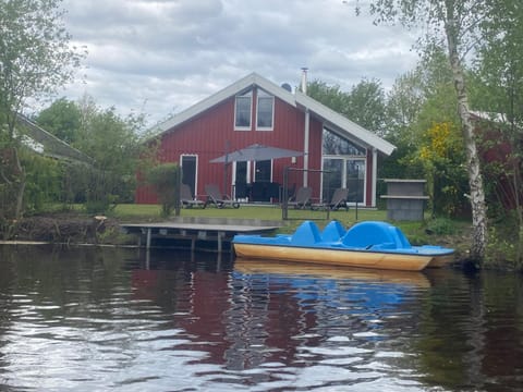 Ferienhaus am See, (1-7 Pers.) Tretboot, Sauna, Whirlpool, Kamin, Kinderspieleparadies House in Drenthe (province)