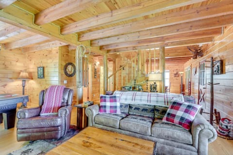 Rustic Topton Cabin with Game Room and Private Hot Tub House in Nantahala Lake