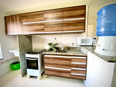 Kitchen or kitchenette, minibar, oven, stove