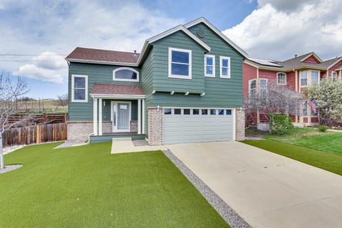Modern Castle Rock Home with Furnished Deck! Casa in Castle Rock