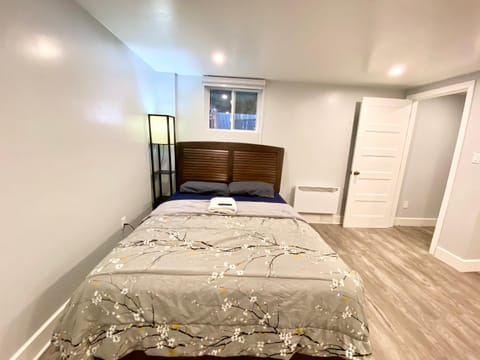 MontREAL HOMES - Affordable Rooms, Smart TV, Shared Kitchen Bed and Breakfast in Côte Saint-Luc