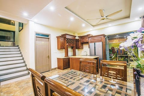 Kitchen or kitchenette, Dining area, stove