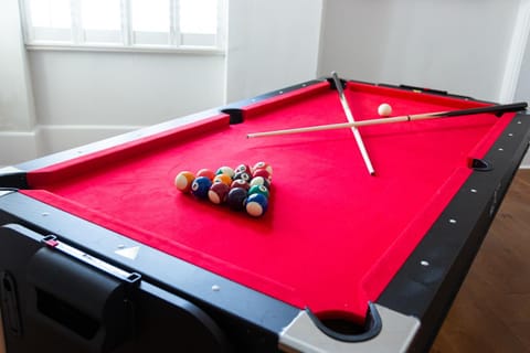 Billiard, Game Room