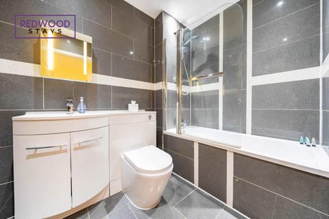 2 Bedroom 2 Bathroom Apt in Camberley Free WiFi By REDWOOD STAYS Eigentumswohnung in Camberley