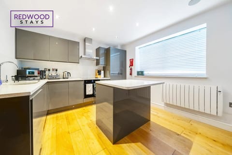 2 Bedroom 2 Bathroom Apt in Camberley Free WiFi By REDWOOD STAYS Copropriété in Camberley