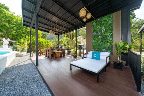 Tropical Oasis AoYon beach houses Villa in Wichit