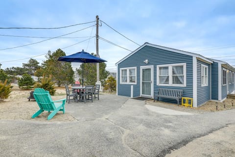 Beachfront Salisbury Retreat with Fire Pit and Grill House in Seabrook